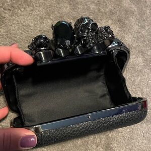 Black skull clutch